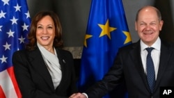 La vicepresidenta de Estados Unidos, Kamala Harris, a la izquierda, y el canciller alemán, Olaf Scholz, a la derecha, se dan la mano antes de una reunión bilateral en la Conferencia de Seguridad de Múnich, Alemania, el 17 de febrero de 2023.