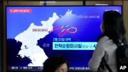 Una pantalla de televisión que se muestra en la estación de tren de Seúl en Seúl, Corea del Sur, muestra un programa de noticias que informa sobre el lanzamiento de un misil de Corea del Norte el 24 de febrero de 2023.