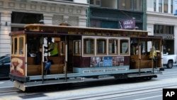 ARCHIVO - Un teleférico en San Francisco, 11 de septiembre de 2019. Un programa piloto ahora ofrece viajes gratuitos en todo el sistema de transporte público de la ciudad para jóvenes y adultos mayores, dijo un portavoz de la Agencia de Transporte Municipal de San Francisco.