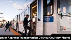 ARCHIVO: un pasajero carga una bicicleta en un tren ligero en Denver, Colorado, donde las tarifas del sistema de transporte público se reducirán a cero durante el mes de agosto, cuando los niveles de contaminación son más altos.