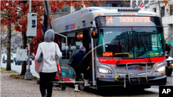 ARCHIVO - Pasajeros abordan un Metrobus en Washington, el 7 de diciembre de 2022. Washington aprobó recientemente una medida para eliminar las tarifas en los autobuses urbanos.
