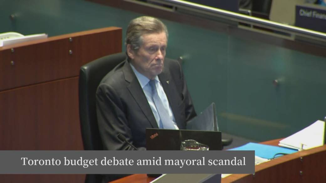 Haga clic para reproducir el video: 'El alcalde Tory asiste a la reunión de presupuesto de Toronto en medio de preguntas sobre el cronograma de renuncia'