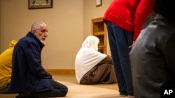 El Dr. Mohammad Saber Bahrami participa en oraciones en el Centro Islámico de Muncie, Indiana, el 3 de marzo de 2023. Su esposa, Bibi Bahrami, es el tema del documental. "Extraño en la puerta."