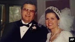 Esta foto de 1997 proporcionada por Kelly Forrester la muestra con su padre, Virgil Michlitsch, en su boda.  Forrester perdió a su padre por COVID en 2020 y sobrevivió a su propia pelea.