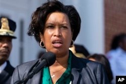 ARCHIVO - La alcaldesa del Distrito de Columbia, Muriel Bowser, habla durante una conferencia de prensa sobre el arresto de un sospechoso en una reciente serie de ataques contra personas sin hogar, el 15 de marzo de 2022, en Washington.