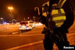 La policía asegura un área donde ocurrió un tiroteo en Hamburgo, Alemania, el 9 de marzo de 2023.