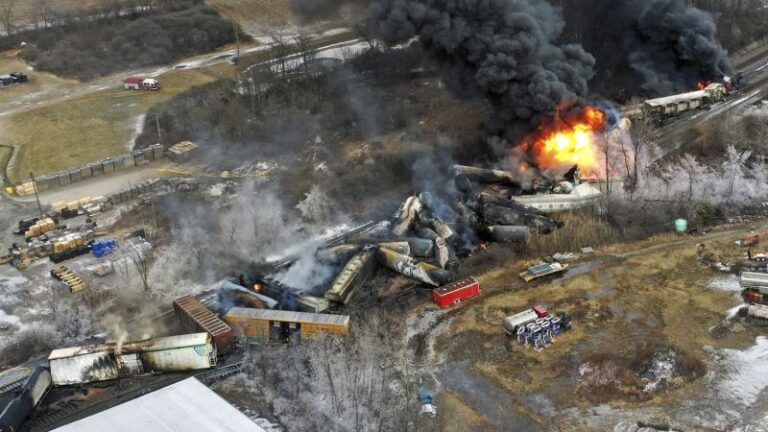 Muchos bomberos que respondieron al descarrilamiento de un tren en Ohio no tenían la capacitación ni el equipo necesarios.