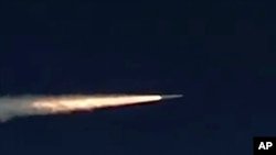ARCHIVO - Esta foto tomada del sitio web del Ministerio de Defensa de Rusia el 11 de marzo de 2018 muestra el misil hipersónico Kinzhal volando durante una prueba en el sur de Rusia.