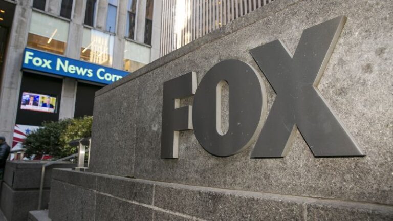 Abby Grossberg: Fox News despide al productor que presentó demandas explosivas contra la cadena