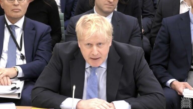 Boris Johnson soportó un interrogatorio de alto riesgo en ‘Partygate’ que podría terminar con su carrera política
