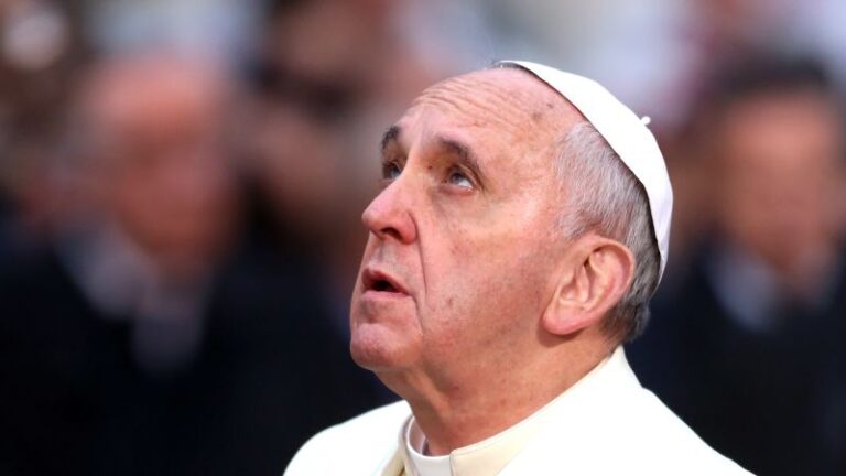 El Papa Francisco amplía la ley de abuso sexual de la Iglesia Católica para cubrir a los líderes laicos