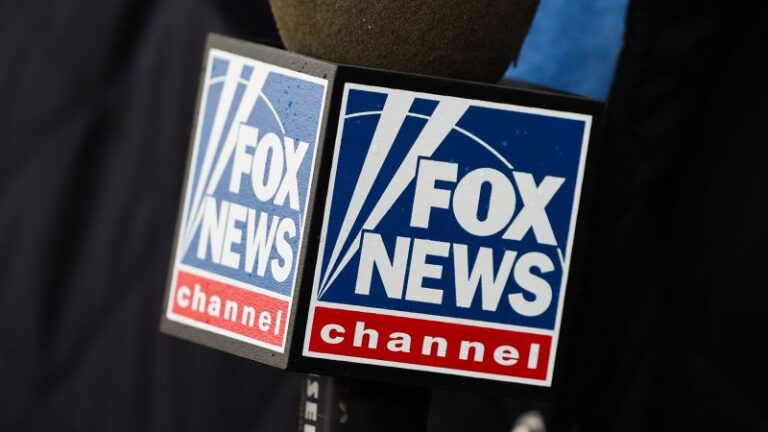 El histórico caso de difamación de Dominion contra Fox News irá a juicio, dictamina el juez, en una decisión importante que desmantela las defensas clave de Fox