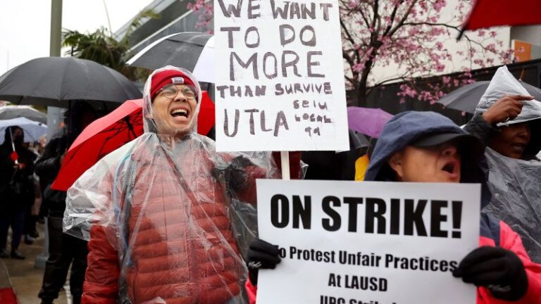 Huelga del LAUSD: las clases permanecen suspendidas para más de medio millón de estudiantes de Los Ángeles mientras la huelga de trabajadores escolares se extiende al segundo día