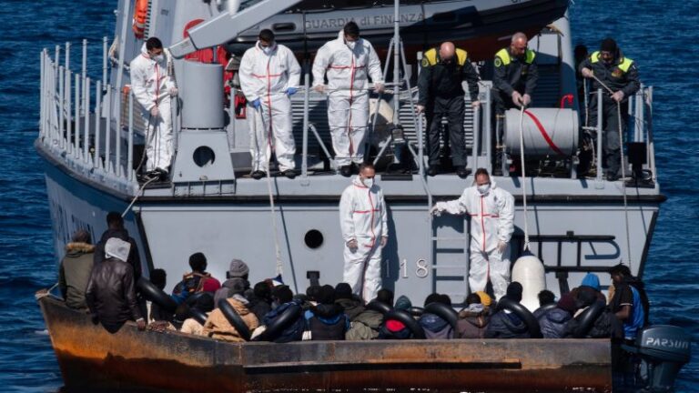 Isla siciliana recibe récord de migrantes por mar