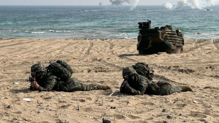 Las tropas de la Armada de EE. UU. y Corea del Sur practican una invasión anfibia mientras Corea del Norte intensifica las pruebas de misiles