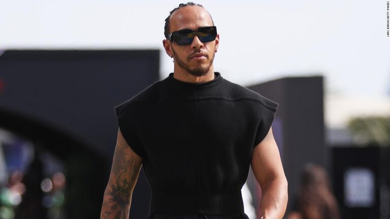 Lewis Hamilton lleva las pasarelas de moda masculina a la pista de carreras