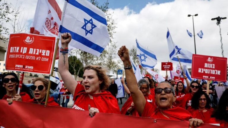 Los planes de revisión judicial de Israel se retrasaron en medio de grandes protestas, dice el partido Poder Judío de Ben Gvir