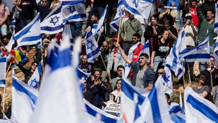 El primer ministro de Israel dice que retrasará su reforma judicial.  ¿Pero será eso suficiente para los manifestantes?