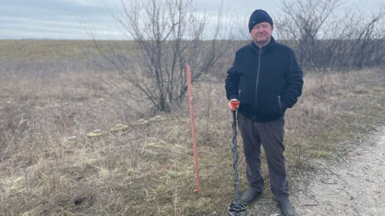 Quitando las minas terrestres a mano, los agricultores en Ucrania arriesgan sus vidas para la temporada de siembra