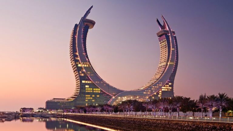 Raffles y Fairmont Doha: El hotel con forma de espadas gigantes