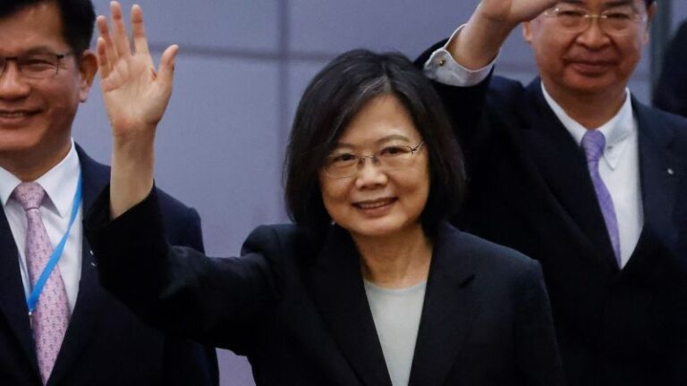 Una desafiante presidenta taiwanesa, Tsai Ing-wen, parte hacia Nueva York para iniciar un viaje por Centroamérica