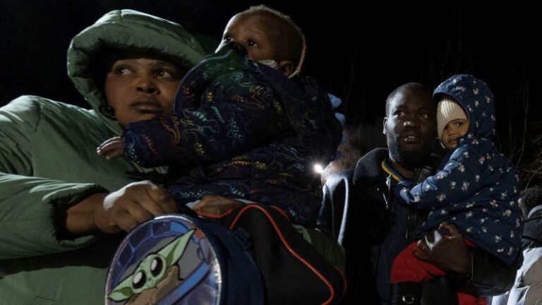 Una familia haitiana que busca asilo se apresura a cruzar la frontera norte en el último minuto mientras EE. UU. y Canadá comienzan a restringir los cruces de inmigrantes ilegales
