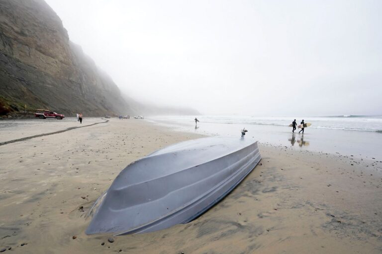 Mueren 8 personas tras naufragar frente a la costa de San Diego