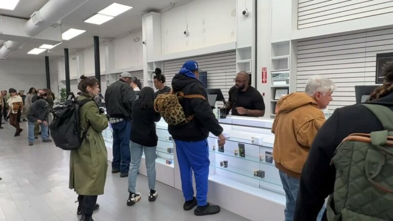 Abre en Queens primera tienda de venta legal de marihuana