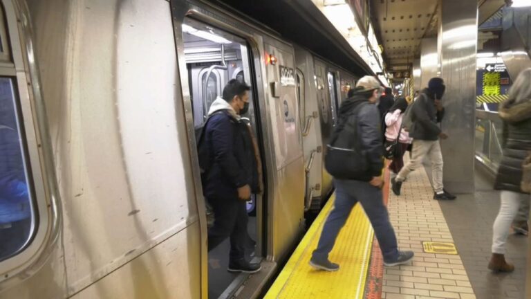 Proyecto de ley permitiría huelga trabajadores metro y buses