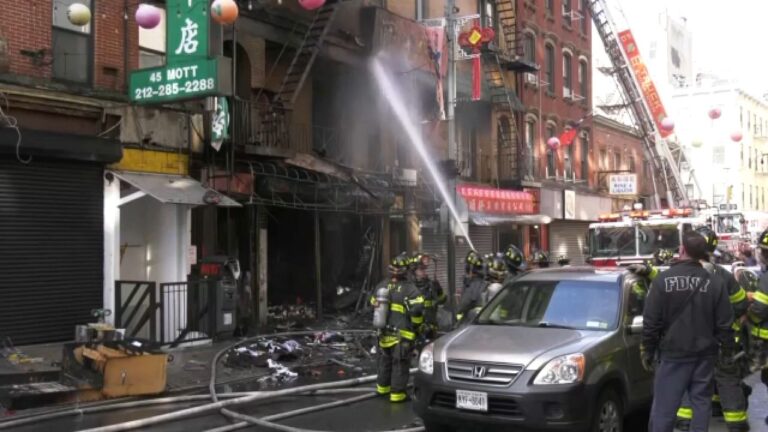 Investigue las causas de un voraz incendio en Chinatown