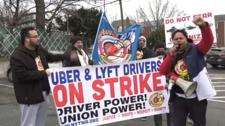 Conductores de Uber y Lyft realizan huelga en LaGuardia