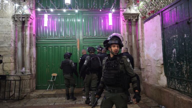 Al-Aqsa: estallan enfrentamientos dentro de la mezquita de Jerusalén después de la entrada de las fuerzas israelíes
