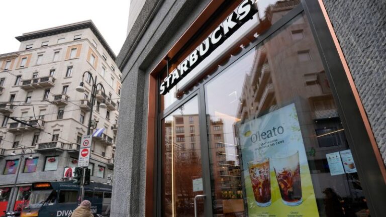 Algunos clientes de Starbucks se quejan de que la nueva bebida de café con infusión de aceite de oliva de la compañía los hace correr al baño.