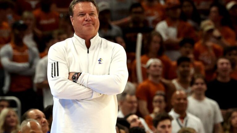 Bill Self: el entrenador principal de baloncesto masculino de Kansas dice que le está yendo «bien» después del problema de salud