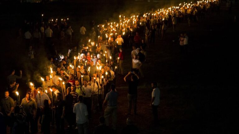 Charlottesville: Varias personas acusadas de quemar objetos con la ‘intención de intimidar’ el día de la marcha nacionalista blanca de 2017