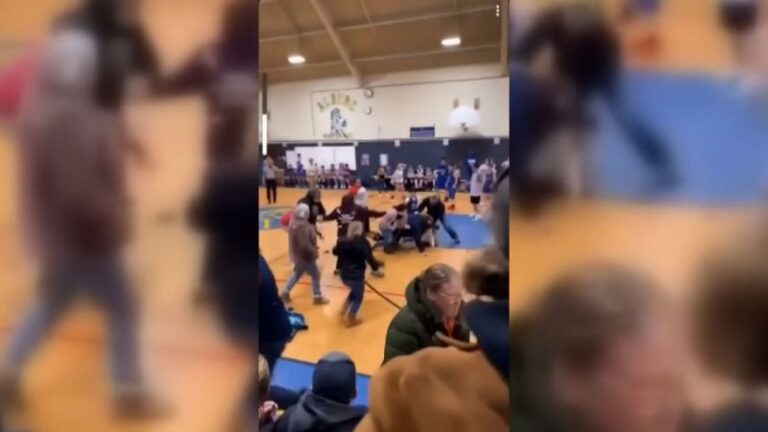 Cinco adultos citados en una pelea de juego de baloncesto de la escuela secundaria que condujo a una muerte