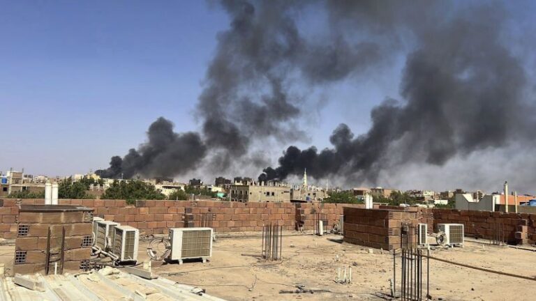 Combates en Sudán: aumentan las esperanzas de evacuaciones de ciudadanos extranjeros varados