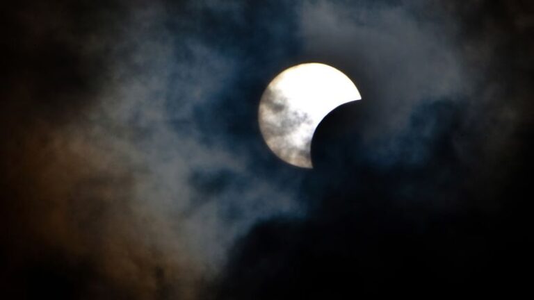 Cómo ver el raro eclipse híbrido