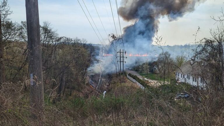 Condado de Rockland, Nueva York, las autoridades dicen que las chispas del tren CSX aparentemente causan incendios forestales