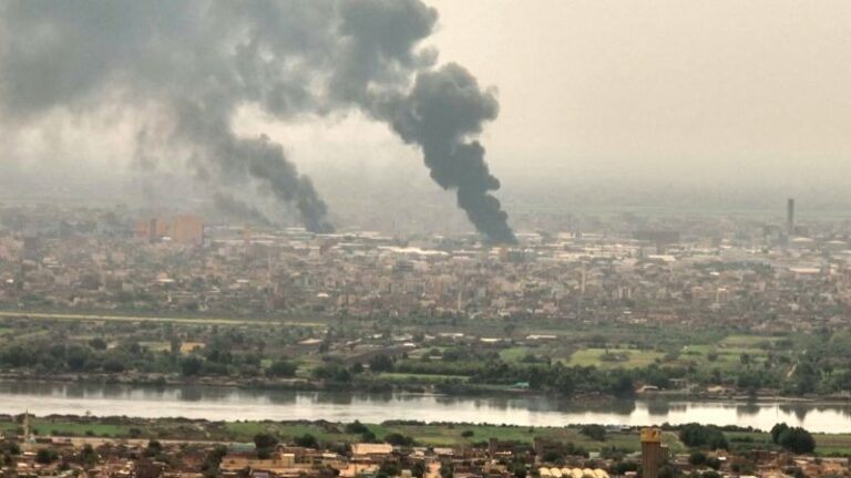 Conflicto en Sudán: el primer convoy organizado por el gobierno de EE. UU. evacua a ciudadanos estadounidenses privados