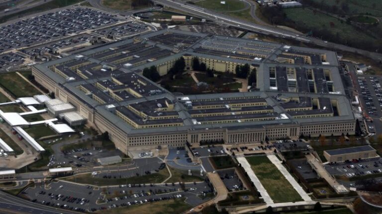 DOJ abre investigación sobre filtraciones de aparentes documentos militares estadounidenses clasificados