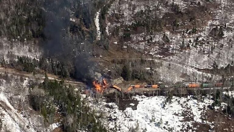 Descarrilamiento de tren e incendio reportados en Rockwood, Maine, mientras los funcionarios advierten sobre posibles materiales peligrosos