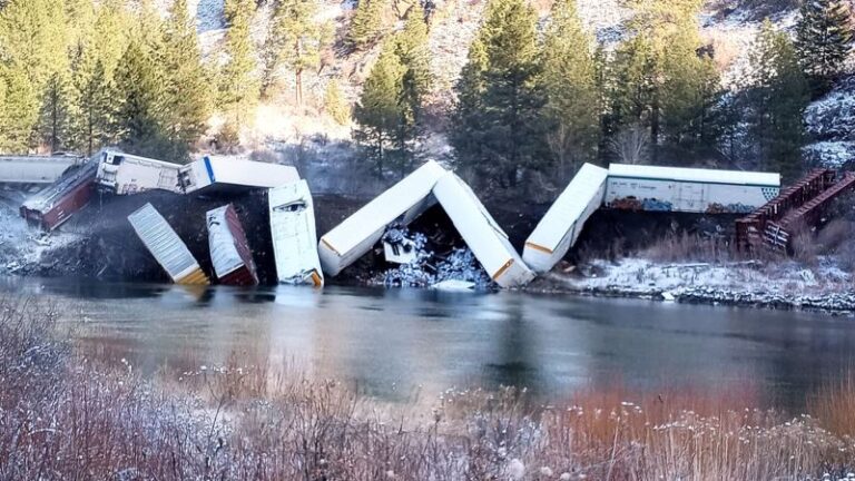 Descarrilamiento de tren en Montana: 25 vagones de un tren de carga descarrilan en Raymond