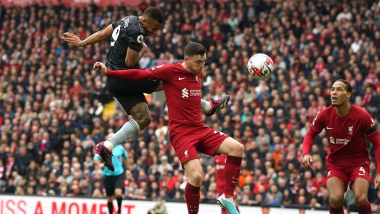 El Liverpool logra un emocionante empate 2-2 contra el Arsenal, recortando la ventaja de los Gunners en la carrera por el título de la Premier League