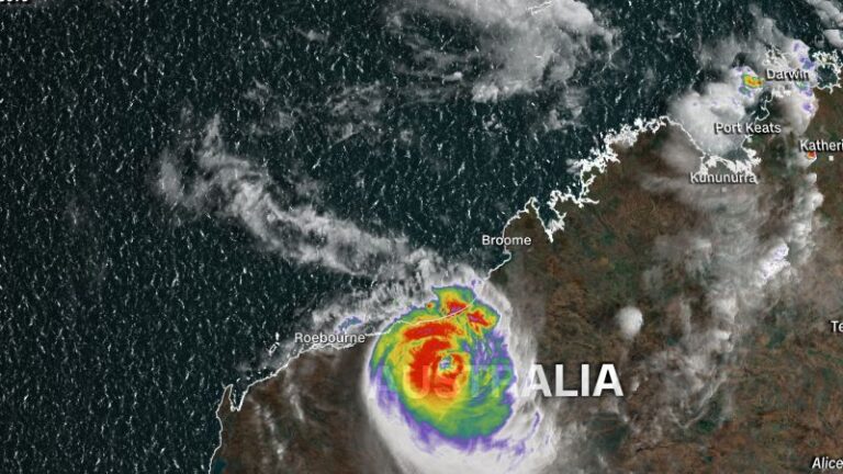 El ciclón Ilsa toca tierra y establece un nuevo récord de viento al azotar la costa occidental de Australia