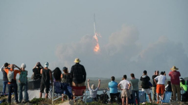 El cohete Starship de SpaceX despega para el vuelo de prueba inaugural, pero explota en el aire