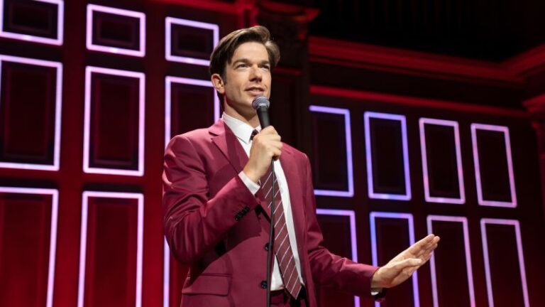 El especial ‘Baby J’ de John Mulaney evoca recuerdos curativos