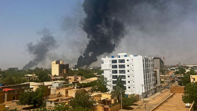 El líder militar de Sudán acusa a su rival de un «intento de golpe» mientras los violentos combates se apoderan de la capital
