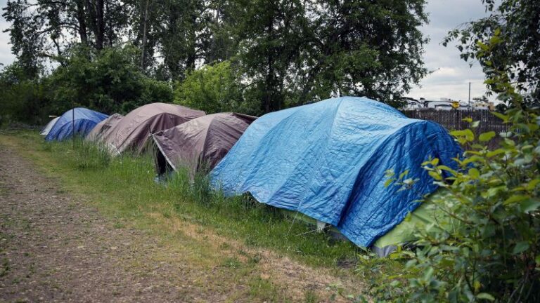 El proyecto de ley de Oregón despenalizaría los campamentos para personas sin hogar y propondría sanciones si las personas sin hogar son acosadas o se les ordena que se vayan