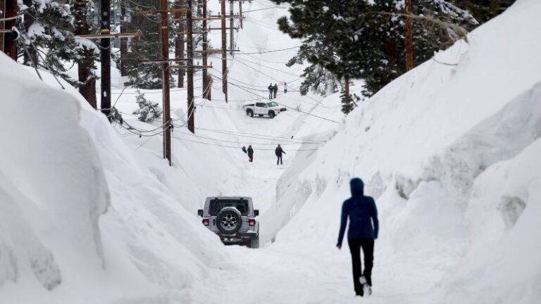 Encuesta de nieve de California: nieve potencialmente récord cubre la Sierra, informan funcionarios del agua